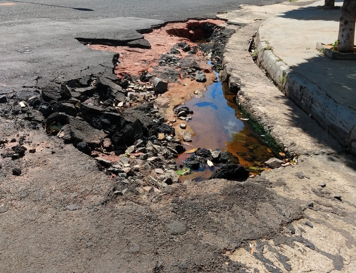 Buracos têm contribuído para água parada